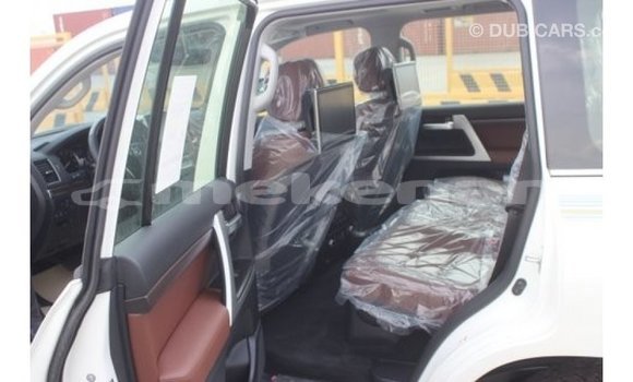 Buy Import Toyota Land Cruiser White Car in Import - Dubai in Aragatsotn Buy Import Toyota Land Cruiser White Car in Import - Dubai in Aragatsotn