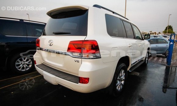 Buy Import Toyota Land Cruiser White Car in Import - Dubai in Aragatsotn Buy Import Toyota Land Cruiser White Car in Import - Dubai in Aragatsotn