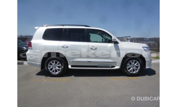 Buy Import Toyota Land Cruiser White Car in Import - Dubai in Aragatsotn Buy Import Toyota Land Cruiser White Car in Import - Dubai in Aragatsotn