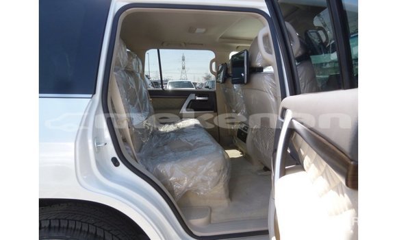 Buy Import Toyota Land Cruiser White Car in Import - Dubai in Aragatsotn Buy Import Toyota Land Cruiser White Car in Import - Dubai in Aragatsotn