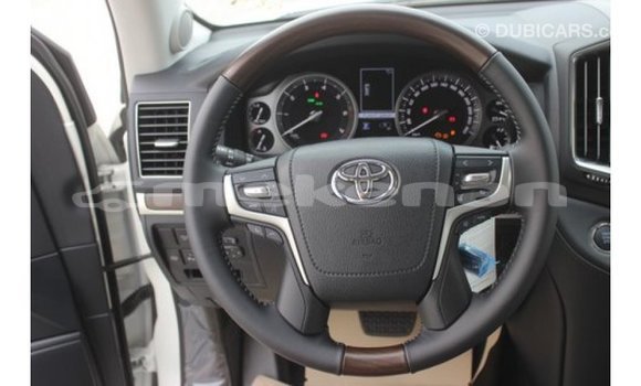 Buy Import Toyota Land Cruiser White Car in Import - Dubai in Aragatsotn Buy Import Toyota Land Cruiser White Car in Import - Dubai in Aragatsotn
