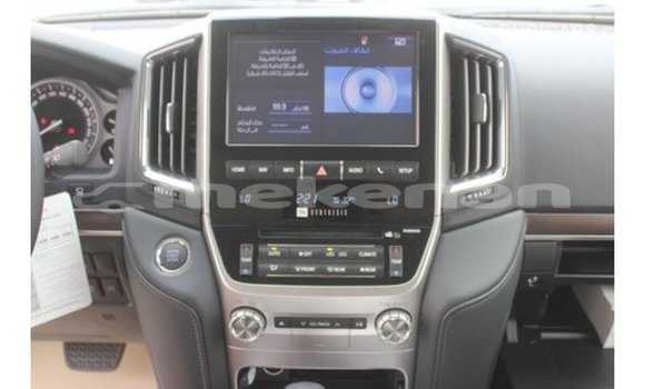 Buy Import Toyota Land Cruiser White Car in Import - Dubai in Aragatsotn Buy Import Toyota Land Cruiser White Car in Import - Dubai in Aragatsotn