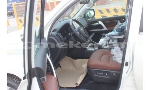 Buy Import Toyota Land Cruiser White Car in Import - Dubai in Aragatsotn Buy Import Toyota Land Cruiser White Car in Import - Dubai in Aragatsotn