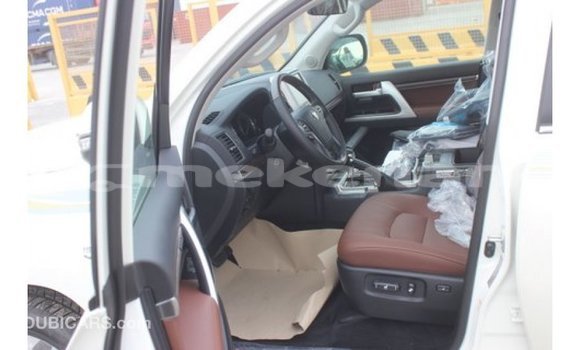 Buy Import Toyota Land Cruiser White Car in Import - Dubai in Aragatsotn Buy Import Toyota Land Cruiser White Car in Import - Dubai in Aragatsotn