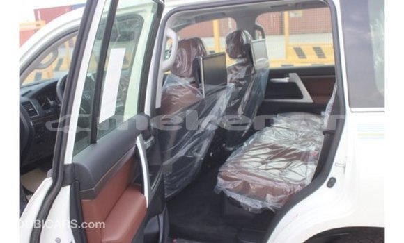 Buy Import Toyota Land Cruiser White Car in Import - Dubai in Aragatsotn Buy Import Toyota Land Cruiser White Car in Import - Dubai in Aragatsotn