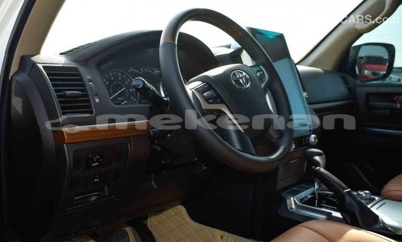 Buy Import Toyota Land Cruiser White Car in Import - Dubai in Aragatsotn Buy Import Toyota Land Cruiser White Car in Import - Dubai in Aragatsotn