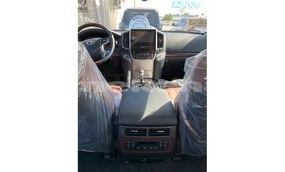 Buy Import Toyota Land Cruiser White Car in Import - Dubai in Aragatsotn Buy Import Toyota Land Cruiser White Car in Import - Dubai in Aragatsotn