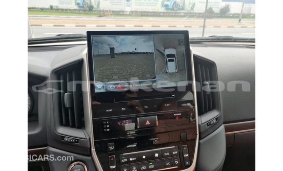 Buy Import Toyota Land Cruiser White Car in Import - Dubai in Aragatsotn Buy Import Toyota Land Cruiser White Car in Import - Dubai in Aragatsotn