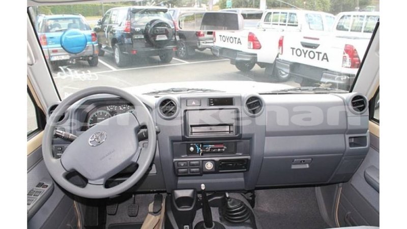 Big with watermark toyota land cruiser aragatsotn import dubai 1986