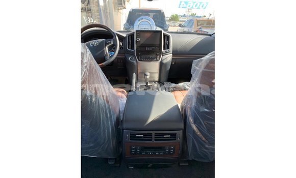 Buy Import Toyota Land Cruiser White Car in Import - Dubai in Aragatsotn Buy Import Toyota Land Cruiser White Car in Import - Dubai in Aragatsotn
