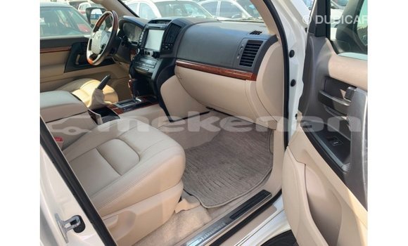 Buy Import Toyota Land Cruiser White Car in Import - Dubai in Aragatsotn Buy Import Toyota Land Cruiser White Car in Import - Dubai in Aragatsotn