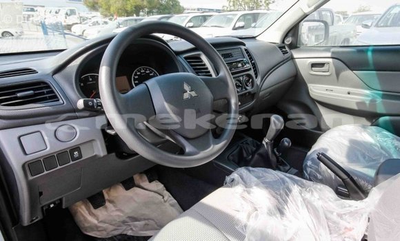 Buy Import Mitsubishi L200 White Car in Import - Dubai in Aragatsotn