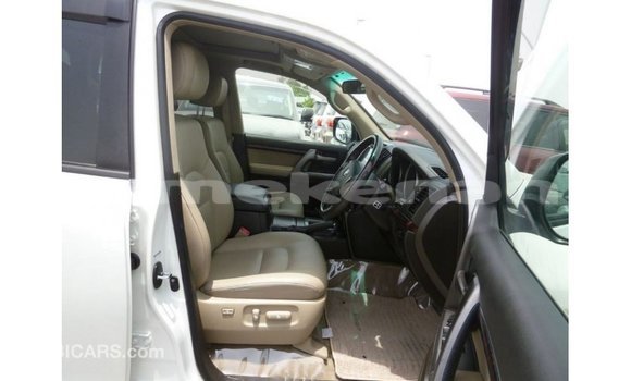 Buy Import Toyota Land Cruiser White Car in Import - Dubai in Aragatsotn Buy Import Toyota Land Cruiser White Car in Import - Dubai in Aragatsotn