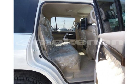 Buy Import Toyota Land Cruiser White Car in Import - Dubai in Aragatsotn Buy Import Toyota Land Cruiser White Car in Import - Dubai in Aragatsotn