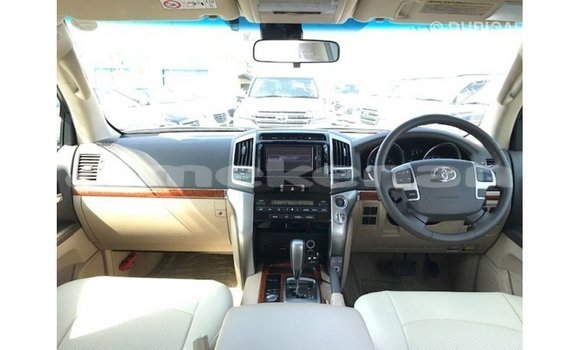 Buy Import Toyota Land Cruiser White Car in Import - Dubai in Aragatsotn Buy Import Toyota Land Cruiser White Car in Import - Dubai in Aragatsotn