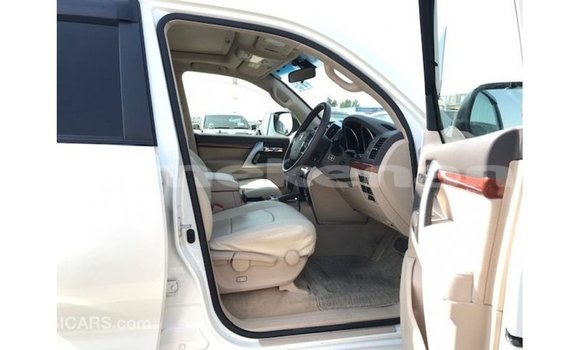 Buy Import Toyota Land Cruiser White Car in Import - Dubai in Aragatsotn Buy Import Toyota Land Cruiser White Car in Import - Dubai in Aragatsotn