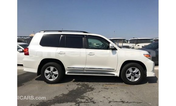 Buy Import Toyota Land Cruiser White Car in Import - Dubai in Aragatsotn Buy Import Toyota Land Cruiser White Car in Import - Dubai in Aragatsotn