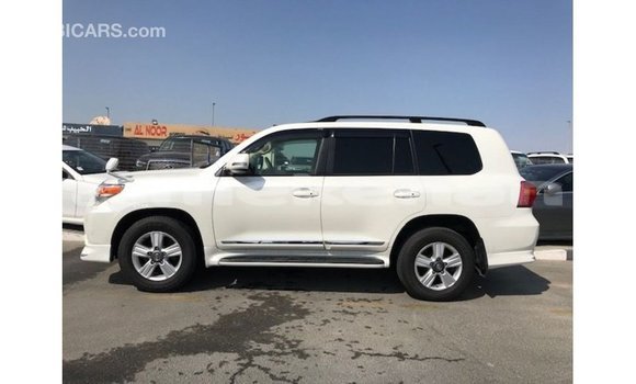Buy Import Toyota Land Cruiser White Car in Import - Dubai in Aragatsotn Buy Import Toyota Land Cruiser White Car in Import - Dubai in Aragatsotn