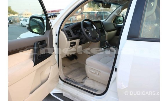 Buy Import Toyota Land Cruiser White Car in Import - Dubai in Aragatsotn Buy Import Toyota Land Cruiser White Car in Import - Dubai in Aragatsotn
