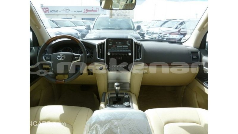 Big with watermark toyota land cruiser aragatsotn import dubai 2393