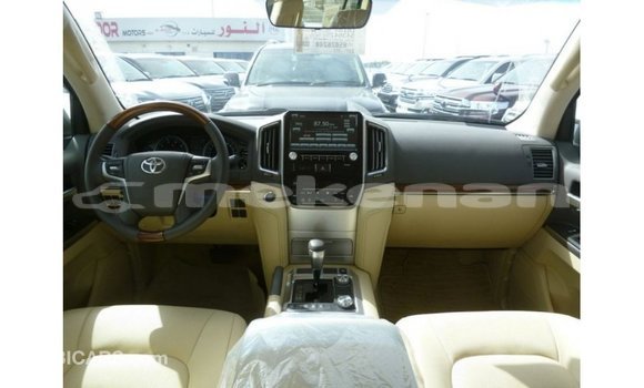 Buy Import Toyota Land Cruiser White Car in Import - Dubai in Aragatsotn Buy Import Toyota Land Cruiser White Car in Import - Dubai in Aragatsotn