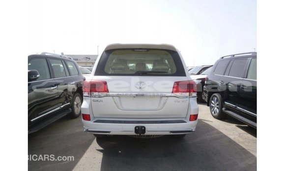 Buy Import Toyota Land Cruiser White Car in Import - Dubai in Aragatsotn Buy Import Toyota Land Cruiser White Car in Import - Dubai in Aragatsotn