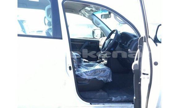 Buy Import Toyota Land Cruiser White Car in Import - Dubai in Aragatsotn Buy Import Toyota Land Cruiser White Car in Import - Dubai in Aragatsotn