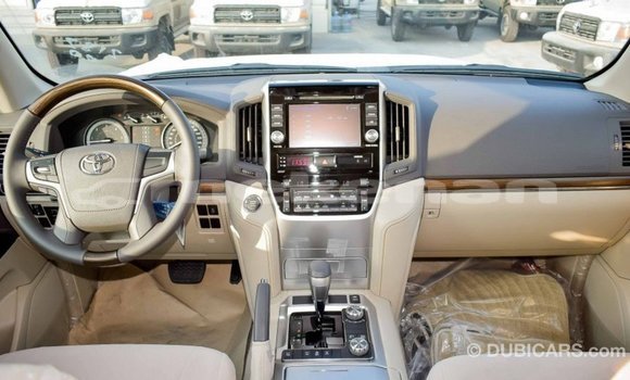 Buy Import Toyota Land Cruiser White Car in Import - Dubai in Aragatsotn Buy Import Toyota Land Cruiser White Car in Import - Dubai in Aragatsotn