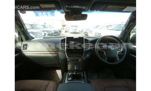 Buy Import Toyota Land Cruiser White Car in Import - Dubai in Aragatsotn Buy Import Toyota Land Cruiser White Car in Import - Dubai in Aragatsotn