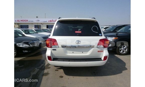 Buy Import Toyota Land Cruiser White Car in Import - Dubai in Aragatsotn Buy Import Toyota Land Cruiser White Car in Import - Dubai in Aragatsotn