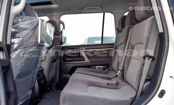 Buy Import Toyota Land Cruiser White Car in Import - Dubai in Aragatsotn Buy Import Toyota Land Cruiser White Car in Import - Dubai in Aragatsotn