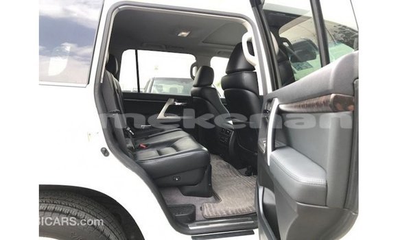 Buy Import Toyota Land Cruiser White Car in Import - Dubai in Aragatsotn Buy Import Toyota Land Cruiser White Car in Import - Dubai in Aragatsotn