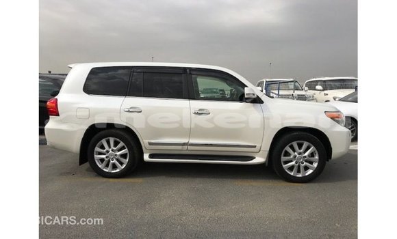 Buy Import Toyota Land Cruiser White Car in Import - Dubai in Aragatsotn Buy Import Toyota Land Cruiser White Car in Import - Dubai in Aragatsotn