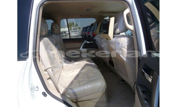 Buy Import Toyota Land Cruiser White Car in Import - Dubai in Aragatsotn Buy Import Toyota Land Cruiser White Car in Import - Dubai in Aragatsotn