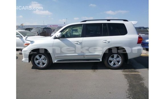 Buy Import Toyota Land Cruiser White Car in Import - Dubai in Aragatsotn Buy Import Toyota Land Cruiser White Car in Import - Dubai in Aragatsotn