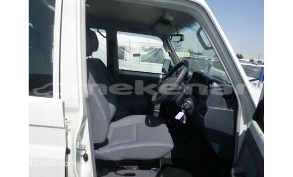 Buy Import Toyota Land Cruiser White Car in Import - Dubai in Aragatsotn Buy Import Toyota Land Cruiser White Car in Import - Dubai in Aragatsotn