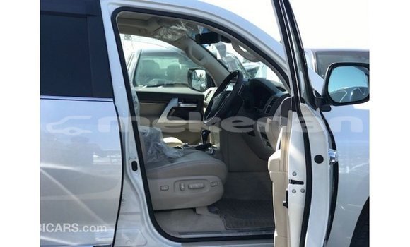 Buy Import Toyota Land Cruiser White Car in Import - Dubai in Aragatsotn Buy Import Toyota Land Cruiser White Car in Import - Dubai in Aragatsotn