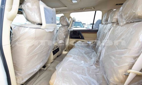 Buy Import Toyota Land Cruiser White Car in Import - Dubai in Aragatsotn Buy Import Toyota Land Cruiser White Car in Import - Dubai in Aragatsotn