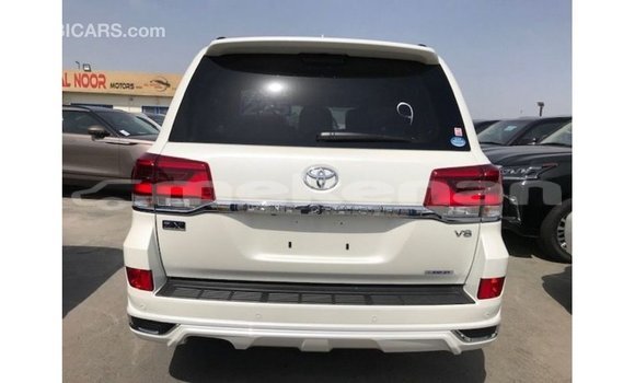 Buy Import Toyota Land Cruiser White Car in Import - Dubai in Aragatsotn Buy Import Toyota Land Cruiser White Car in Import - Dubai in Aragatsotn