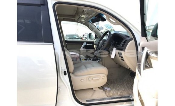 Buy Import Toyota Land Cruiser White Car in Import - Dubai in Aragatsotn Buy Import Toyota Land Cruiser White Car in Import - Dubai in Aragatsotn