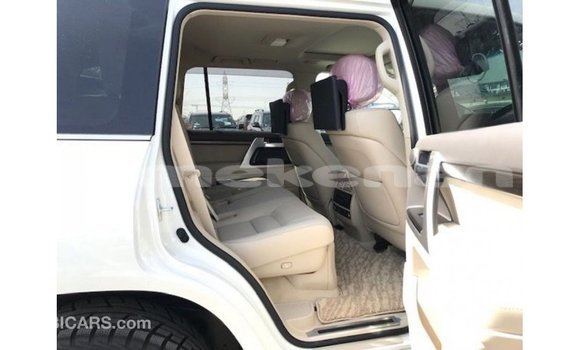 Buy Import Toyota Land Cruiser White Car in Import - Dubai in Aragatsotn Buy Import Toyota Land Cruiser White Car in Import - Dubai in Aragatsotn