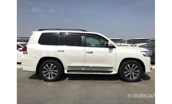 Buy Import Toyota Land Cruiser White Car in Import - Dubai in Aragatsotn Buy Import Toyota Land Cruiser White Car in Import - Dubai in Aragatsotn