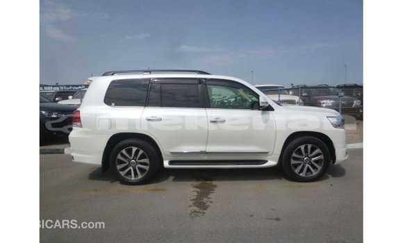 Buy Import Toyota Land Cruiser White Car in Import - Dubai in Aragatsotn Buy Import Toyota Land Cruiser White Car in Import - Dubai in Aragatsotn