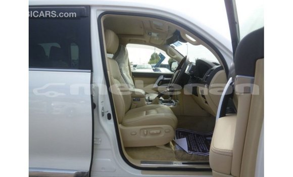Buy Import Toyota Land Cruiser White Car in Import - Dubai in Aragatsotn Buy Import Toyota Land Cruiser White Car in Import - Dubai in Aragatsotn