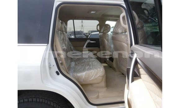 Buy Import Toyota Land Cruiser White Car in Import - Dubai in Aragatsotn Buy Import Toyota Land Cruiser White Car in Import - Dubai in Aragatsotn