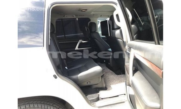Buy Import Toyota Land Cruiser White Car in Import - Dubai in Aragatsotn Buy Import Toyota Land Cruiser White Car in Import - Dubai in Aragatsotn