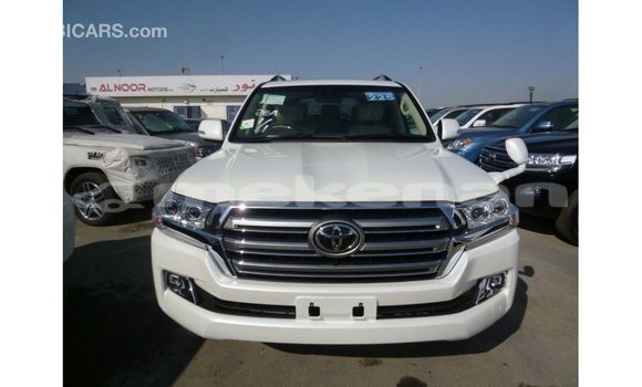 Buy Import Toyota Land Cruiser White Car in Import - Dubai in Aragatsotn Buy Import Toyota Land Cruiser White Car in Import - Dubai in Aragatsotn