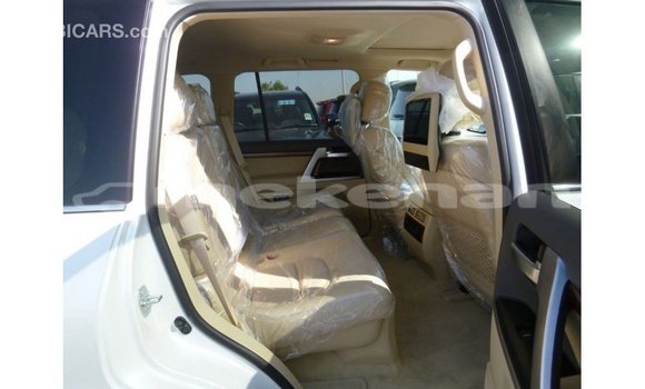 Buy Import Toyota Land Cruiser White Car in Import - Dubai in Aragatsotn Buy Import Toyota Land Cruiser White Car in Import - Dubai in Aragatsotn
