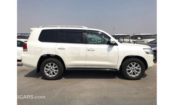 Buy Import Toyota Land Cruiser White Car in Import - Dubai in Aragatsotn Buy Import Toyota Land Cruiser White Car in Import - Dubai in Aragatsotn