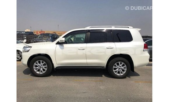 Buy Import Toyota Land Cruiser White Car in Import - Dubai in Aragatsotn Buy Import Toyota Land Cruiser White Car in Import - Dubai in Aragatsotn